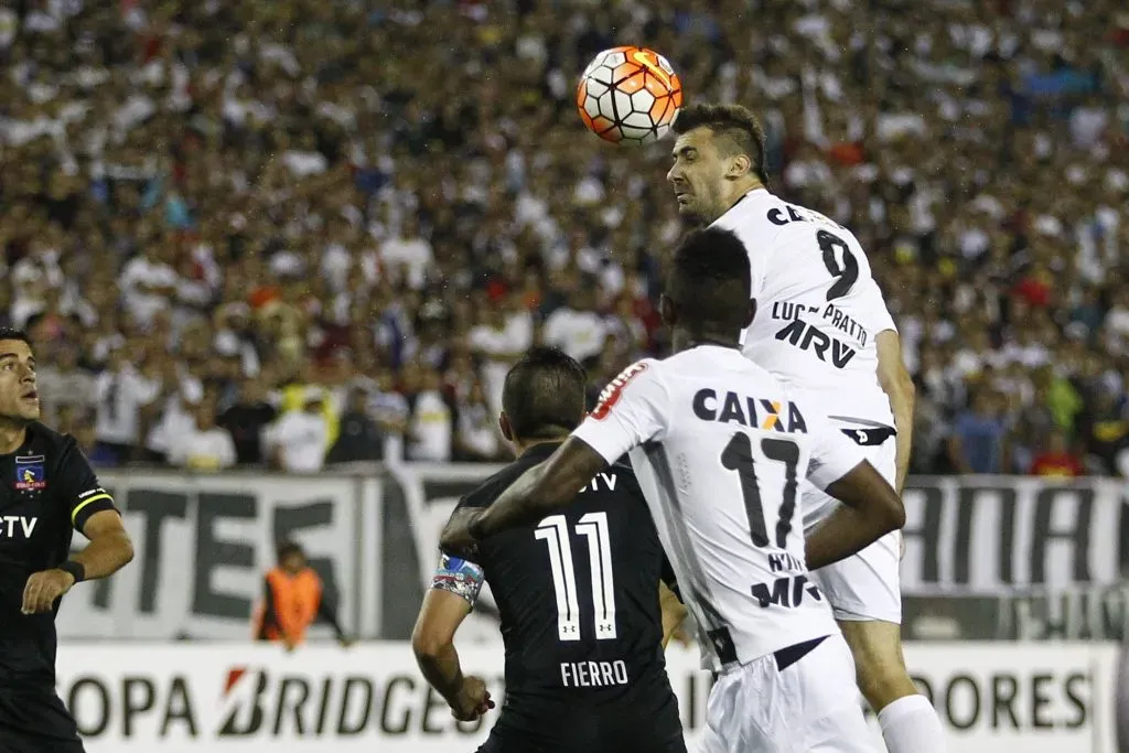 Lucas Pratto en acción ante Colo Colo con Atlético Mineiro. (Marcelo Hernandez/Photosport).