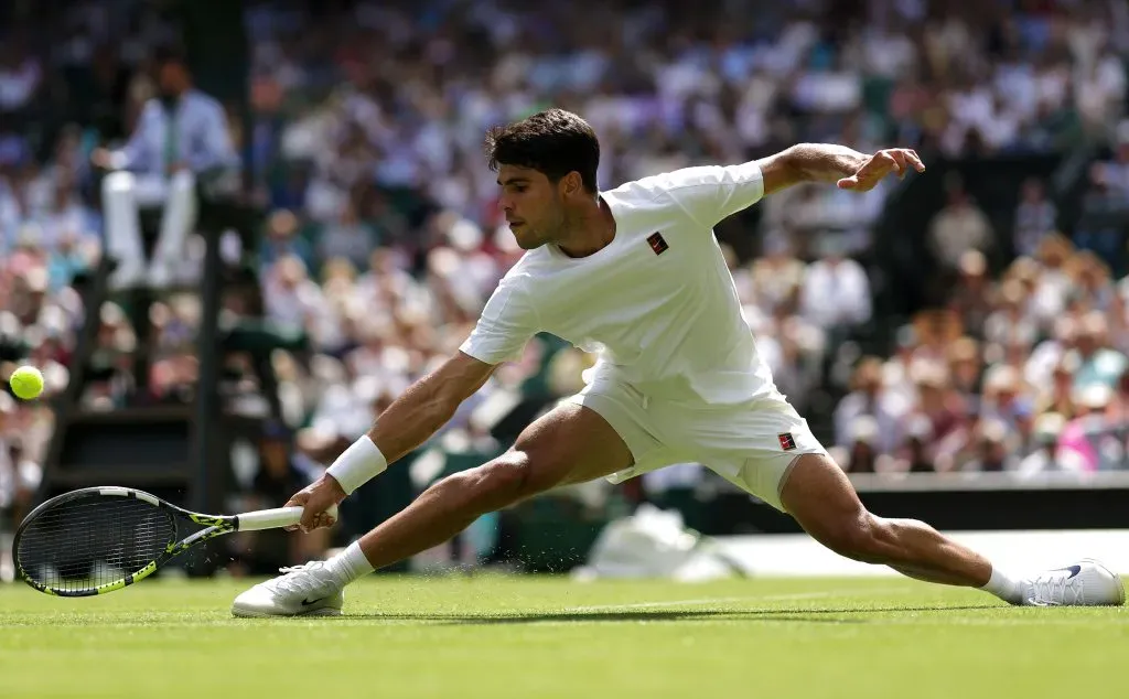 Carlos Alcaraz sufrió ante Fabio Fognini y le ganó en cinco sets en su debut en Wimbledon (Photo by Julian Finney/Getty Images)