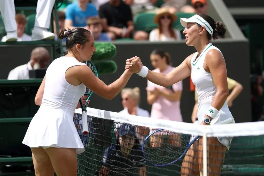 Elisabetta Cocciaretto estrecha la mano de Jessica Pegula tras su victoria en Wimbledon 2025 (Getty Images).