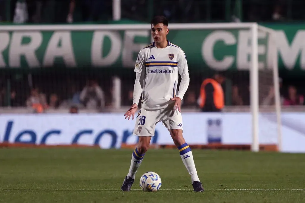 Según reportan desde Inglaterra, el Betis puso sus ojos en Aaron Anselmino, que ya lo quiso Jorge Almirón en Colo Colo. Foto: Daniel Jayo/Getty Images.