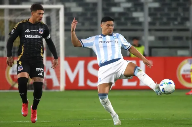 Maxi Salas en acción ante Colo Colo en el Grupo E de la Copa Libertadores. (Jonnathan Oyarzun/Photosport).
