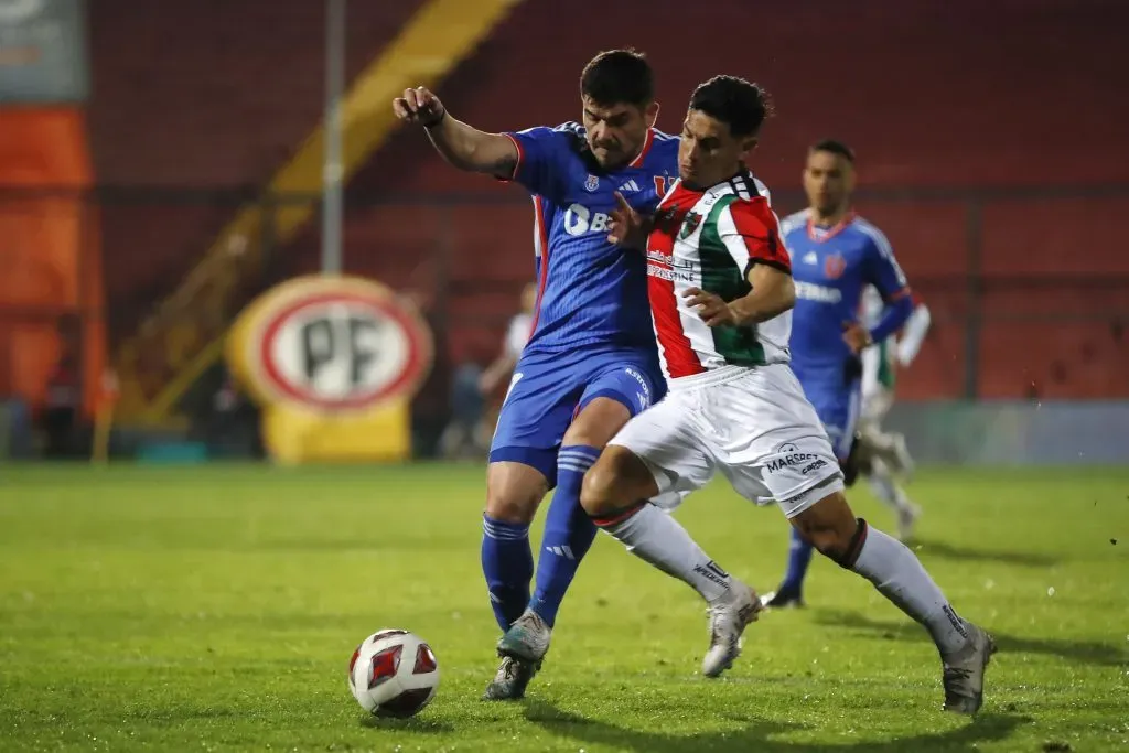 Maxi Salas en acción por Palestino ante la U de Chile. Enfrenta la marca de Luis Casanova. (Felipe Zanca/Photosport).