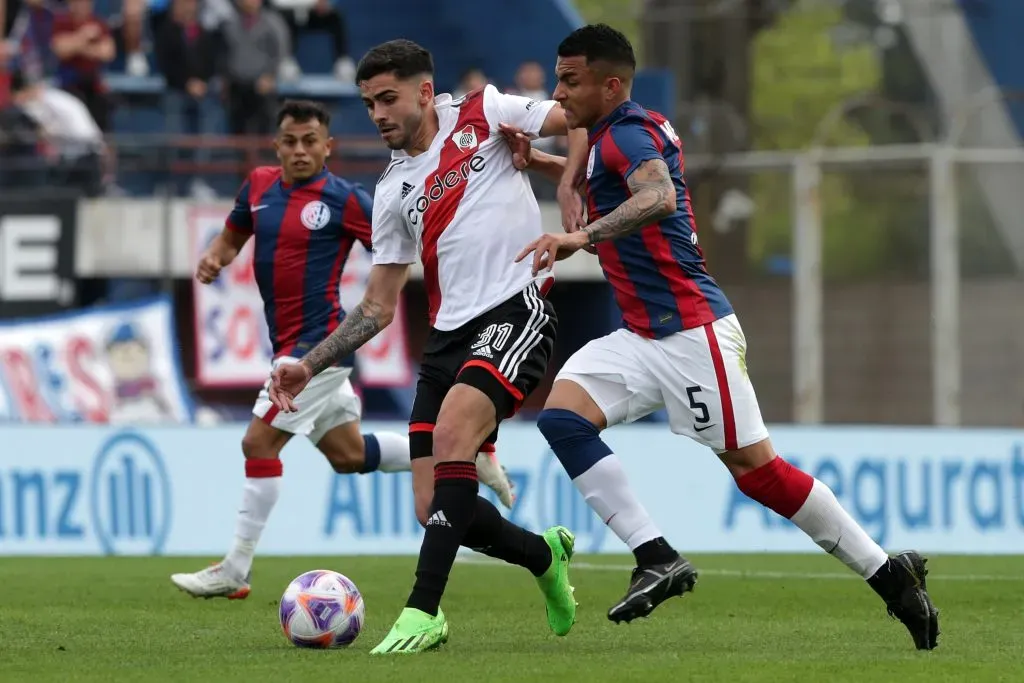 Juan Ignacio Méndez jugó en San Lorenzo de Almagro. En acción ante Santiago Simón de River Plate. (Daniel Jayo/Getty Images).