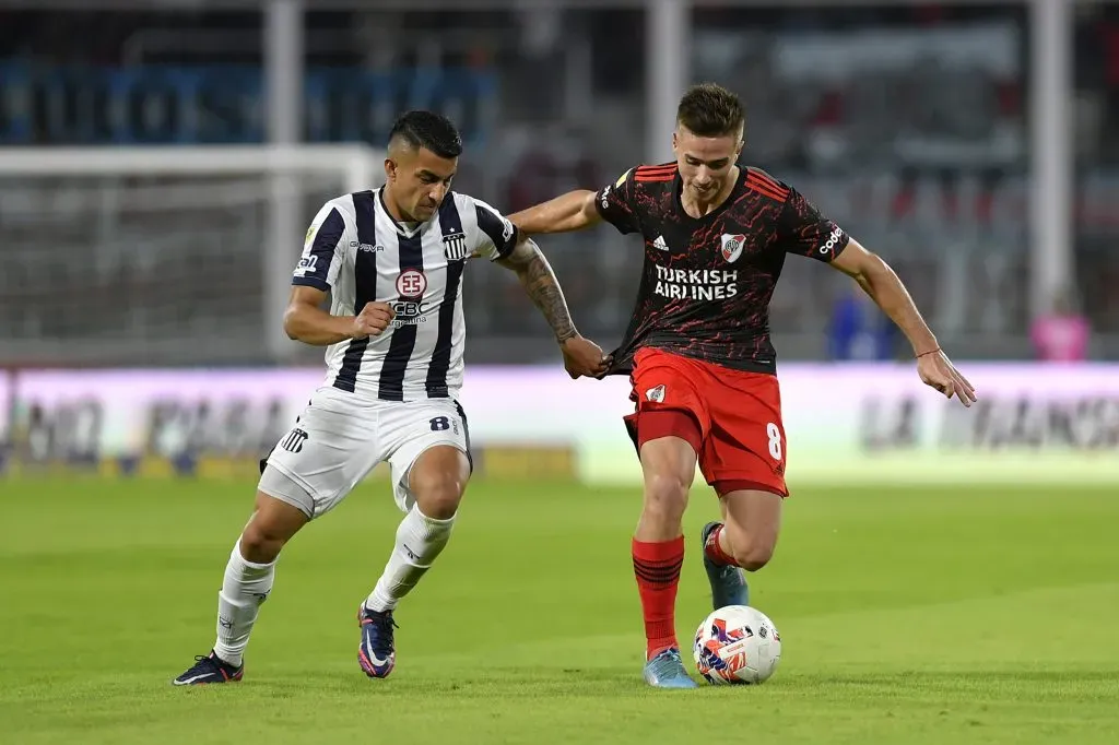 Juan Ignacio Méndez en acción ante River Plate, esta vez con Talleres de Córdoba. (Hernan Cortez/Getty Images).
