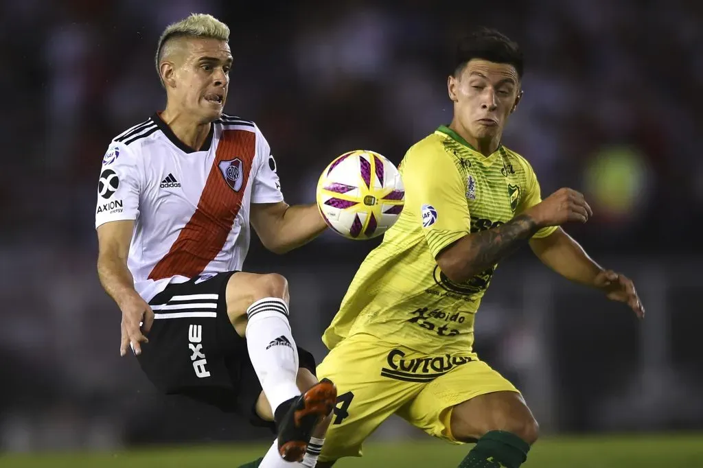 Lisandro Martínez marca a Rafael Santos Borré en un duelo entre River Plate ante Defensa y Justicia. (Marcelo Endelli/Getty Images).