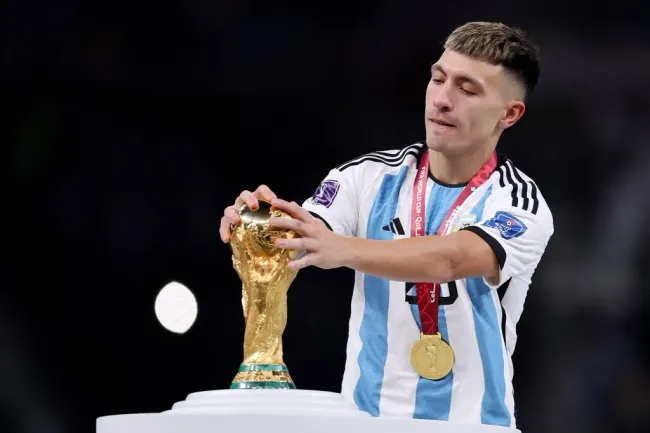 Lisandro Martínez celebra el Mundial de Qatar 2022 con Argentina. (Clive Brunskill/Getty Images).