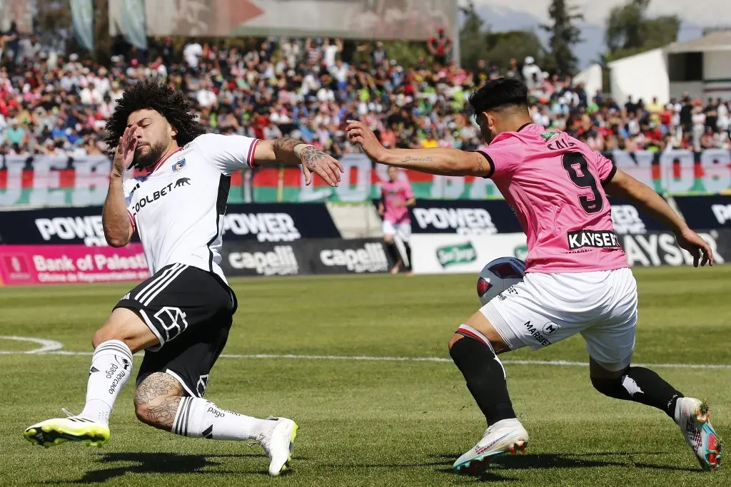 Maxi Salas ante el Peluca Falcón en un duelo entre Palestino y Colo Colo. (Javier Salvo/Photosport).