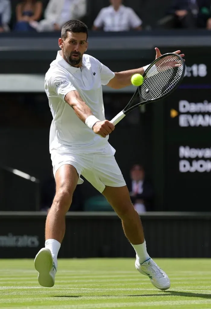 Novak Djokovic juega contra Daniel Evans en Wimbledon 2025 (Getty Images).