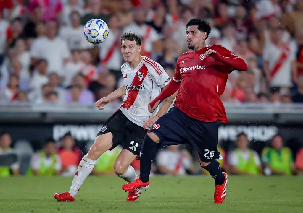 Kevin Lomónaco marca a Facundo Colidio, delantero de River Plate. (Marcelo Endelli/Getty Images).