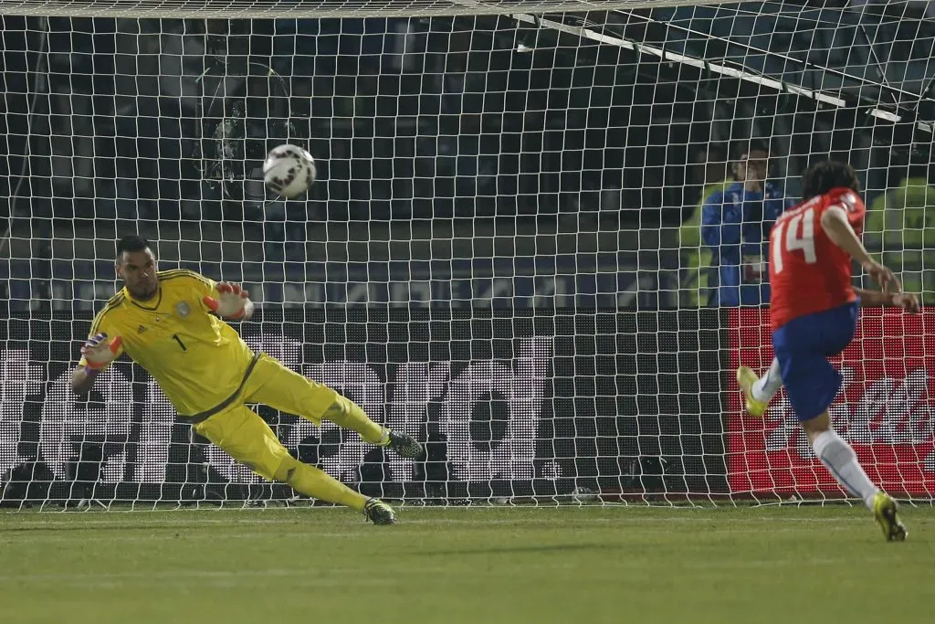 Matías Fernández anotó un golazo de penal al clavarla en el ángulo