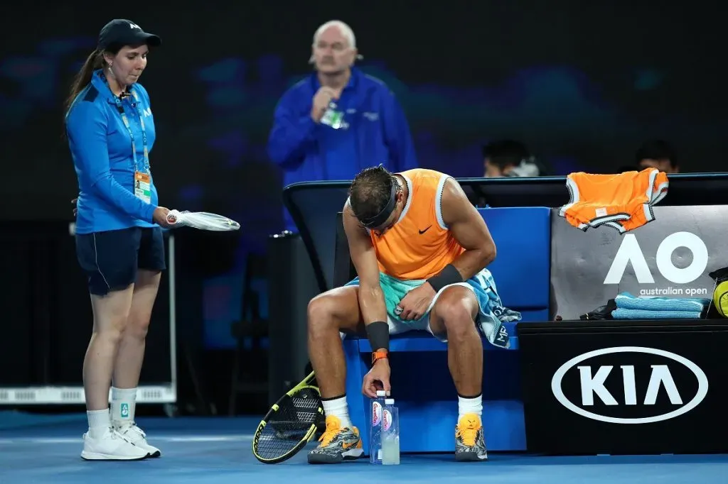 Rafael Nadal cumpliendo su ritual de alinear las botellas (Getty Images).