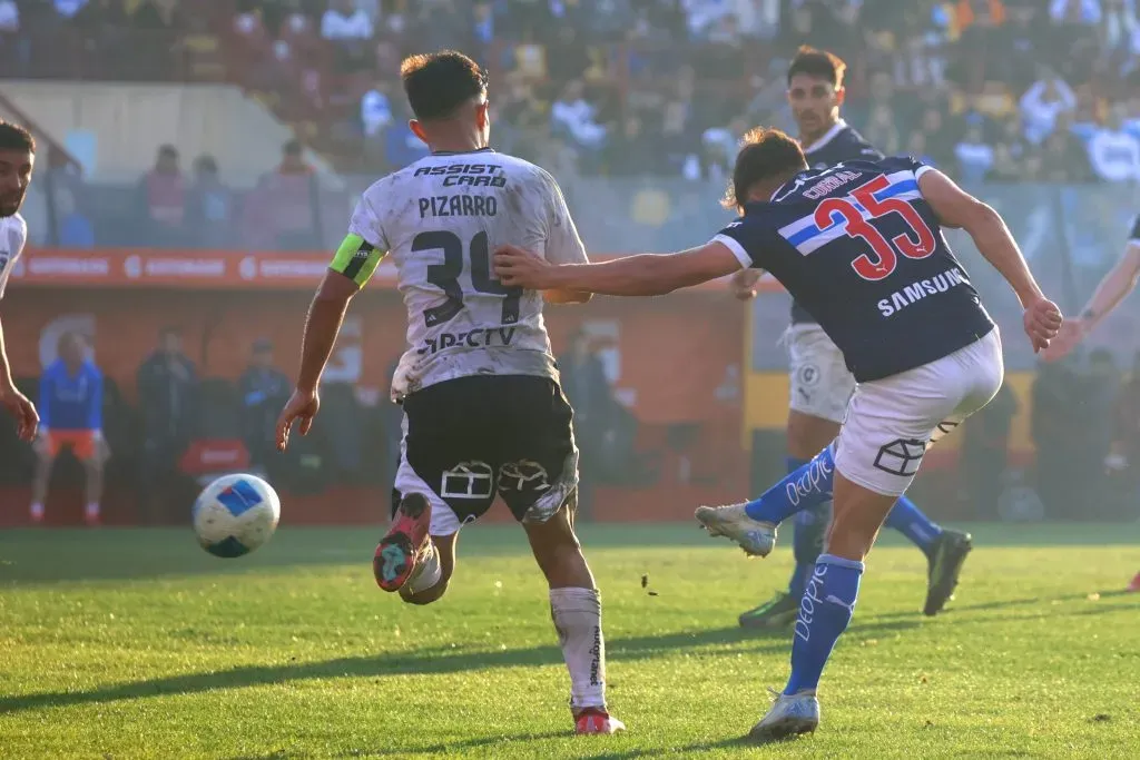 Diego Corral y el potente tiro para vencer a Brayan Cortés y celebrar el 2-0. (Dragomir Yankovic/Photosport).
