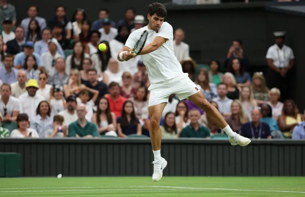 Carlos Alcaraz va por las semifinales. (Photo by Clive Brunskill/Getty Images)