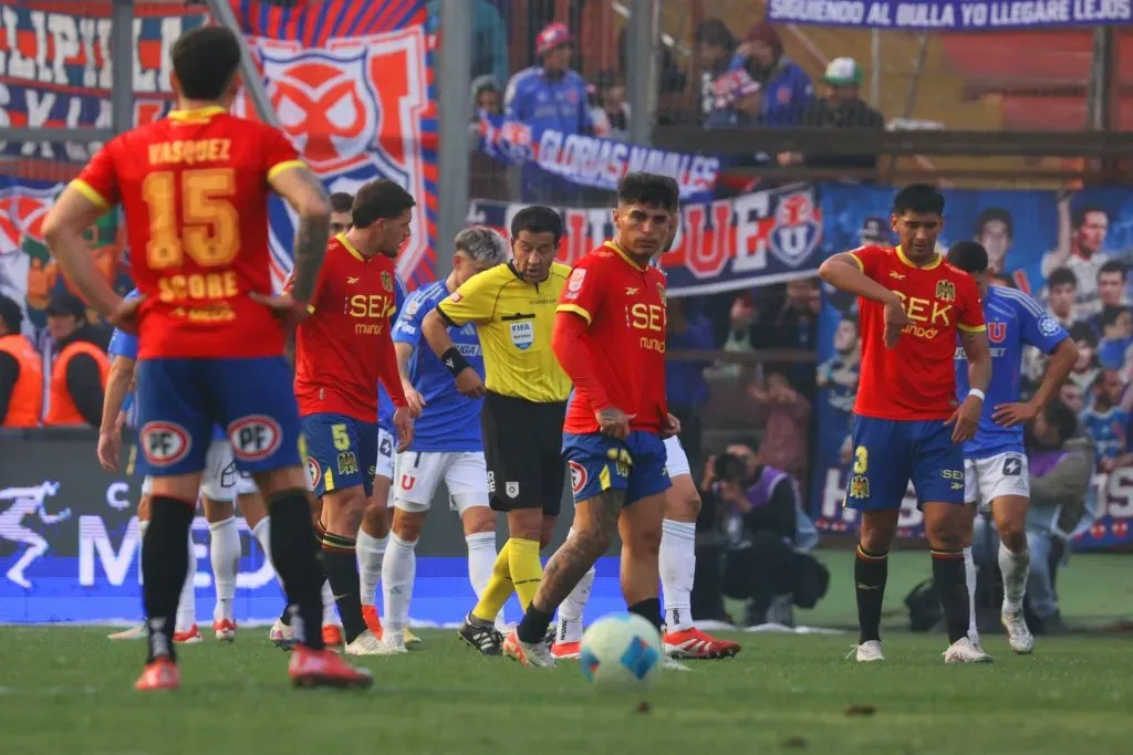 Rodrigo Vásquez y Ariel Uribe tuvieron minutos en la Unión Española ante U de Chile. (Dragomir Yankovic/Photosport).