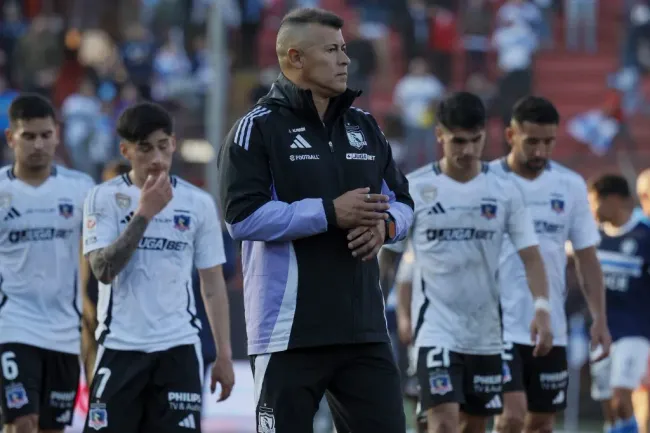 Jorge Almirón y Colo Colo tras la derrota ante Católica. (Andres Pina/Photosport).