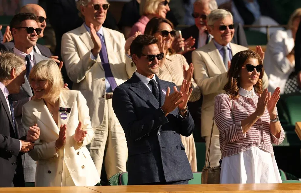 Roger Federer aplaude a Mirra Andreeva mientras celebra su victoria contra Emma Navarro (Getty Images).