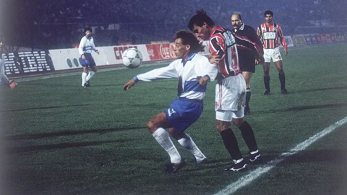 Juan Carlos Almada ante Sao Paulo en la final de vuelta. (Emol).