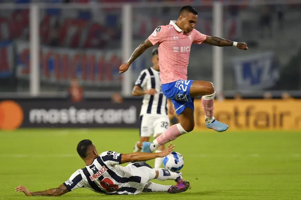 Juan Ignacio Méndez marca a Juan Leiva en un partido entre la UC y Talleres por la Copa Libertadores 2022. (Hernan Cortez/Getty Images).