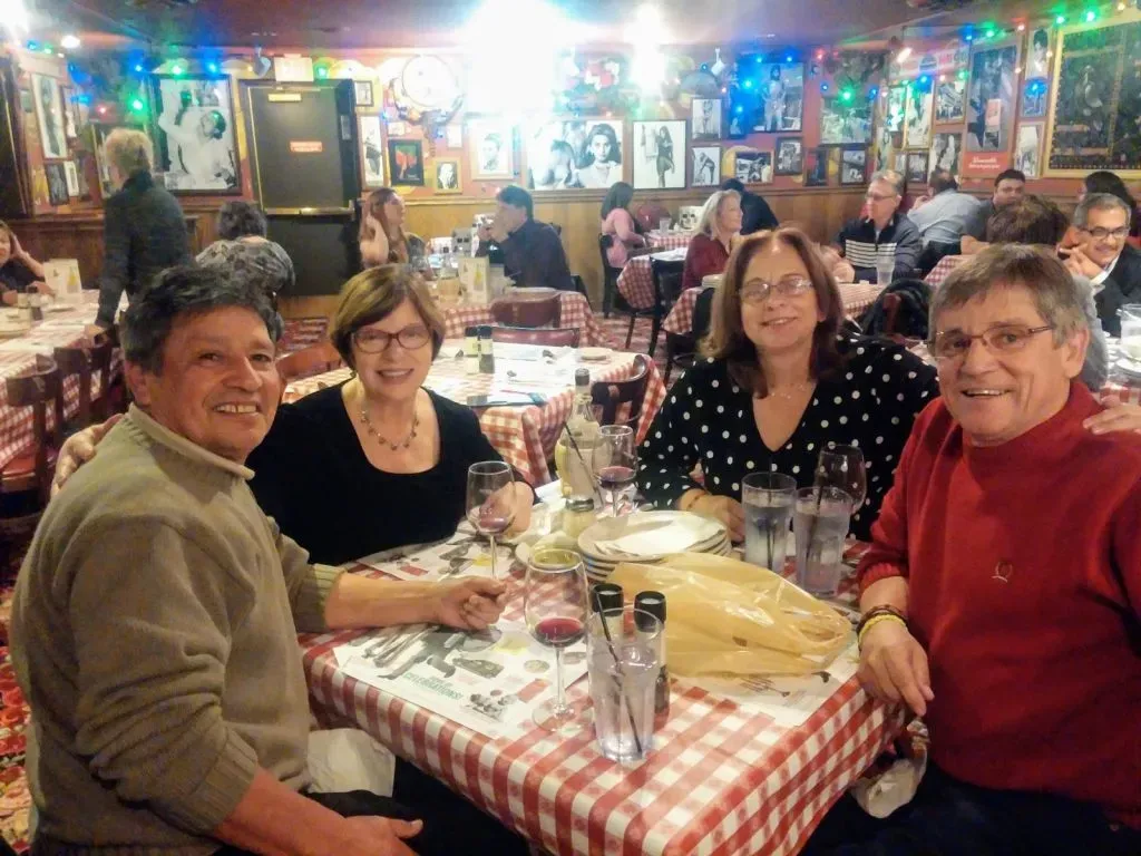 Manuel Rojas (derecha) junto a su cuñado Guido Coppa y sus respectivas señoras