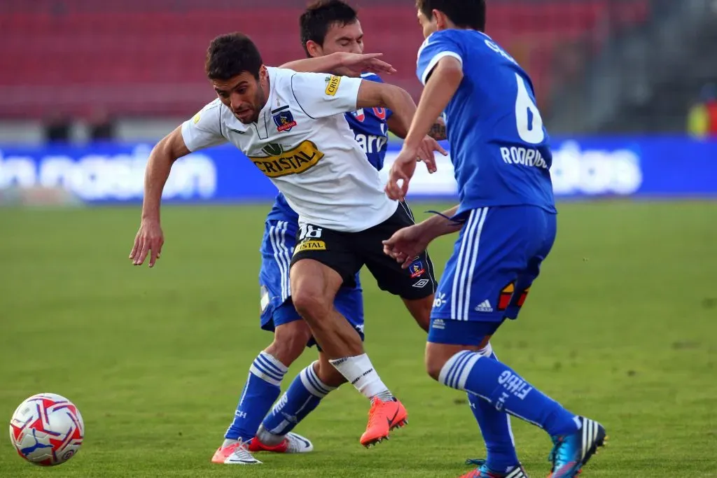 Mauro Olivi en acción ante Charles Aránguiz y Matías Rodríguez en un Superclásico. (MARTIN THOMAS/PHOTOSPORT).