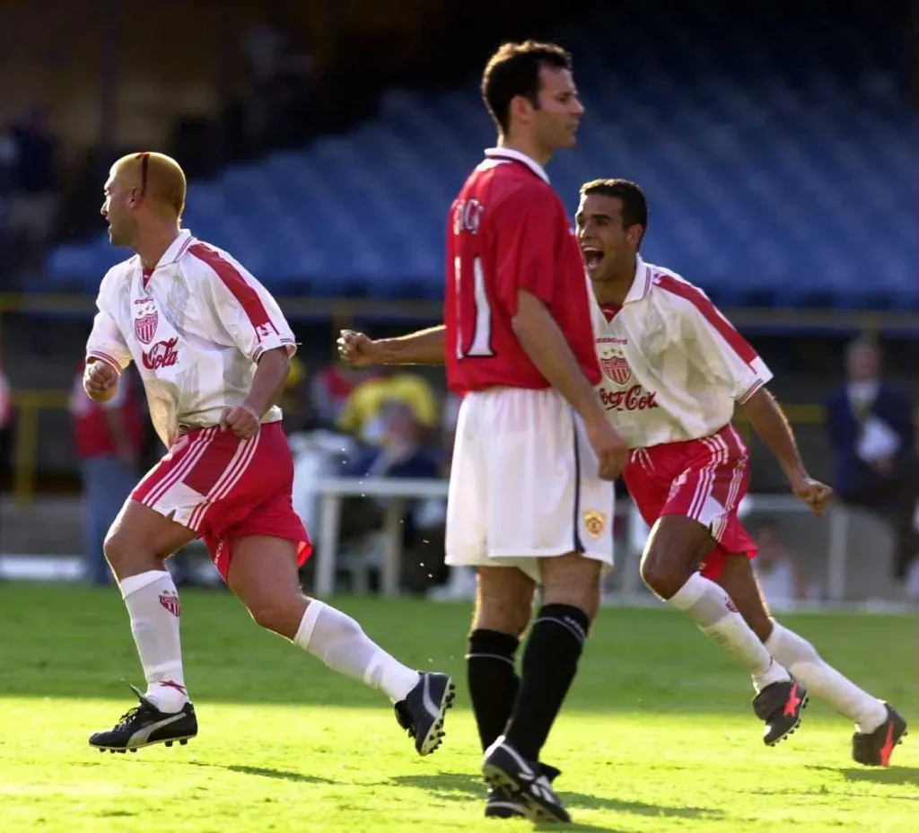 Así celebró Cristián Montecinos ante el Manchester United el 6 de enero del 2000 en el mítico estadio Maracaná. (Credit: Ross Kinnaird/ALLSPORT).
