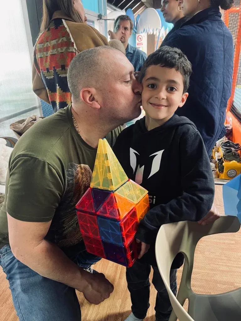 Cristián Montecinos y su pequeño hijo. (Cedida).