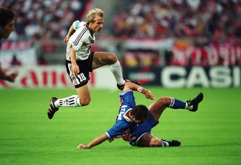 Jürgen Klinsmann en acción por Alemania ante Croacia. Fue campeón mundial el 90 y hoy es DT. (Clive Brunskill/Getty Images).