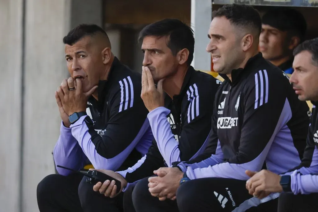 Jorge Almirón cambió todo en Colo Colo y lo está pagando muy caro. Foto: Photosport.