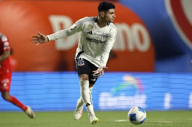 Claudio Aquino en acción por Colo Colo ante Unión La Calera. (Andres Pina/Photosport).