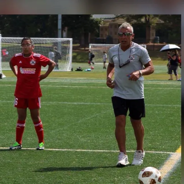 Francisco Ugarte en su club, United Football Academy, con el que compite en dos ligas. (Cedida).