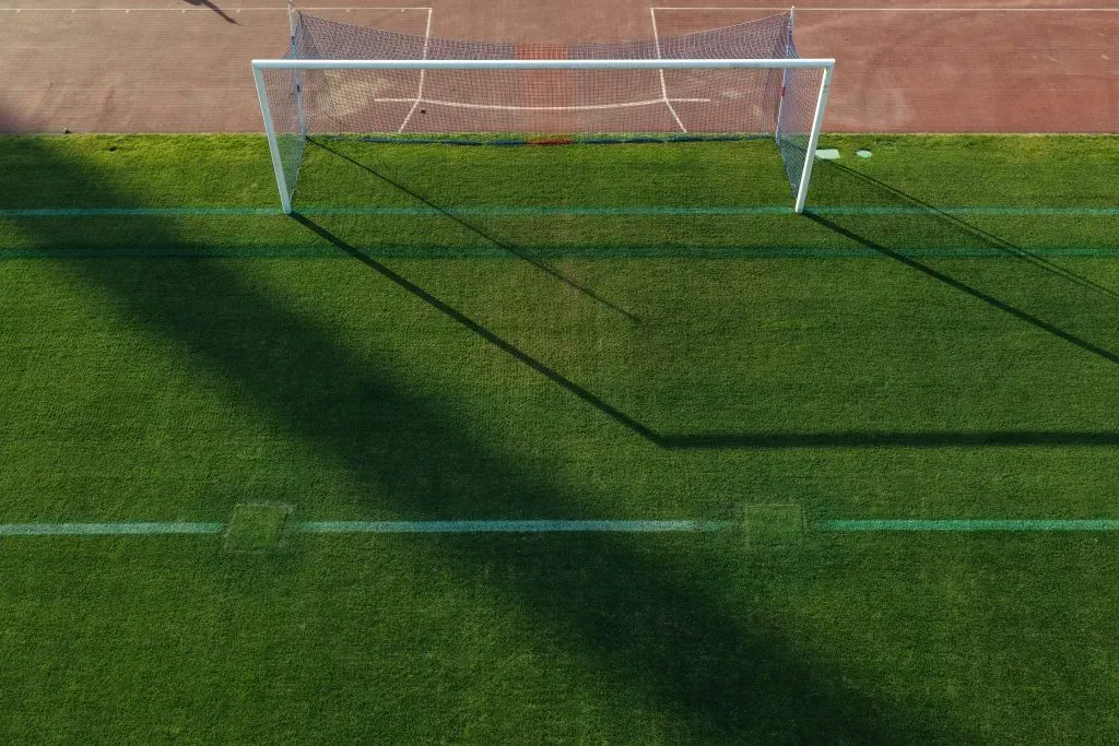 Los parches que quedaron en la zona de las áreas tras el amistoso de Rugby. | Foto: Photosport.