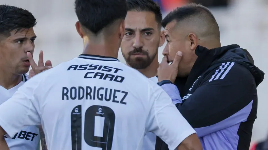 Jorge Almirón muere con las botas puestas y no paró formación en Colo Colo para el Superclásico. Foto: Photosport.