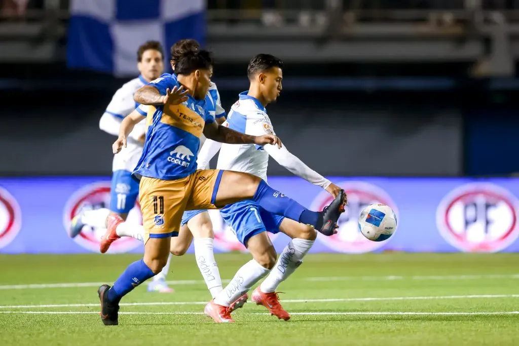 Alan Medina lucha un balón con el brasileño Jader Gentil, quien terminó su préstamo y se fue de la UC. (Pepe Alvujar/Photosport).