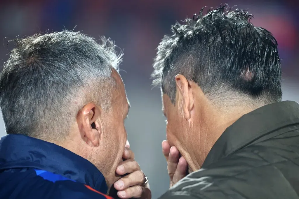 Héctor Almandoz no seguirá como DT de Curicó Unido. Jonnathan Oyarzun/Photosport