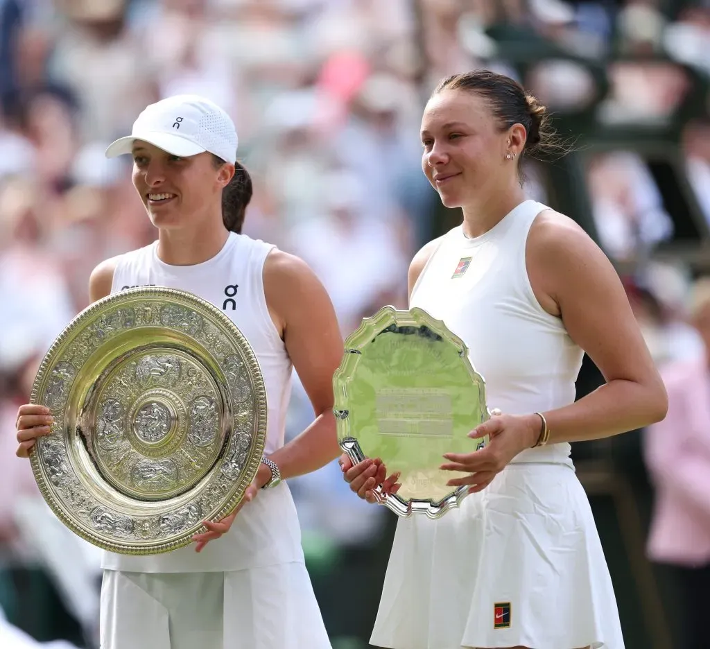 Iga Swiatek y Amanda Anisimova tras la final de Wimbledon (Getty Images).