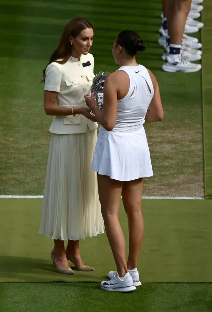 Kate, Princesa de Gales, entrega el trofeo de subcampeona a Amanda Anisimova en Wimbledon (Getty Images).
