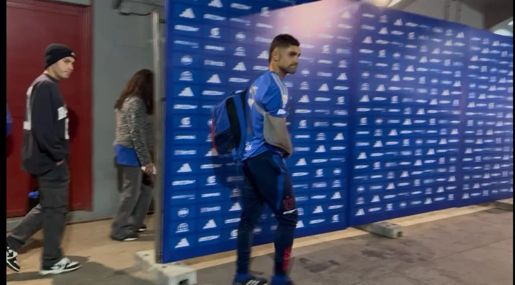 Nicolás Ramírez se retiró con un cabestrillo en el brazo, además con la misma camiseta que jugaba el Superclásico antes de su lesión. Foto: Redgol.