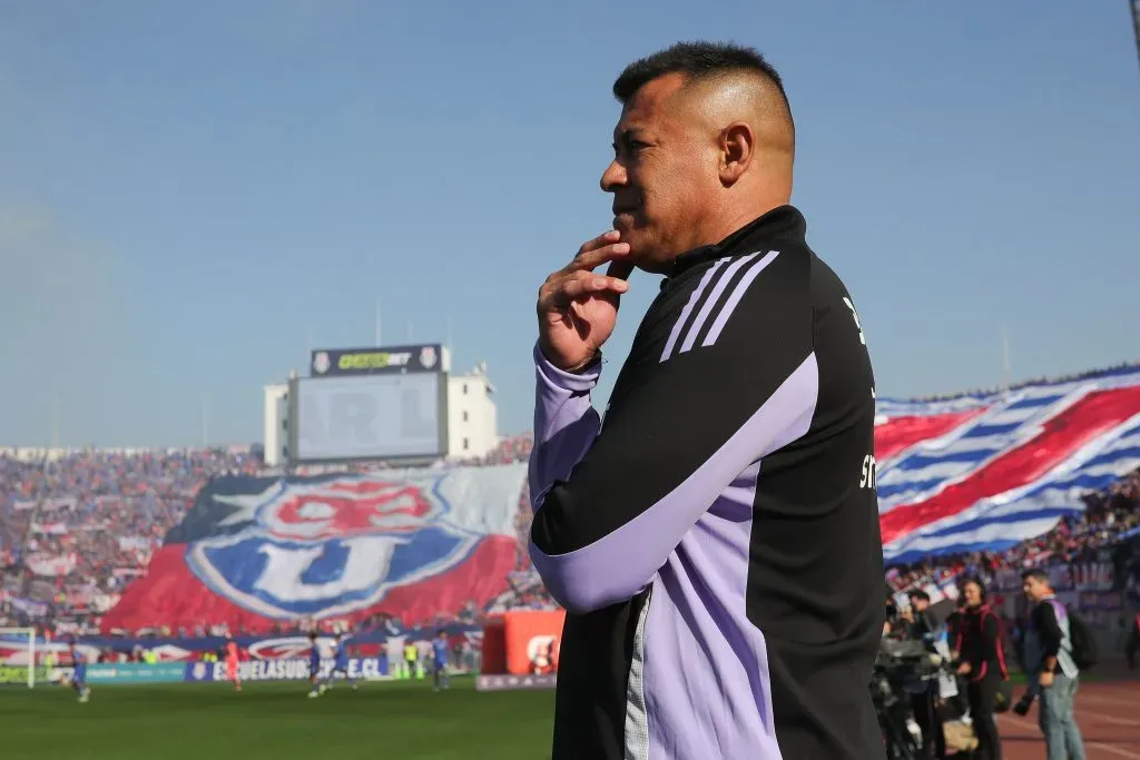 Jorge Almirón perdió dos clásicos seguidos y ya suma dos derrotas ante U de Chile, incluida una en el Monumental. (Felipe Zanca/Photosport).