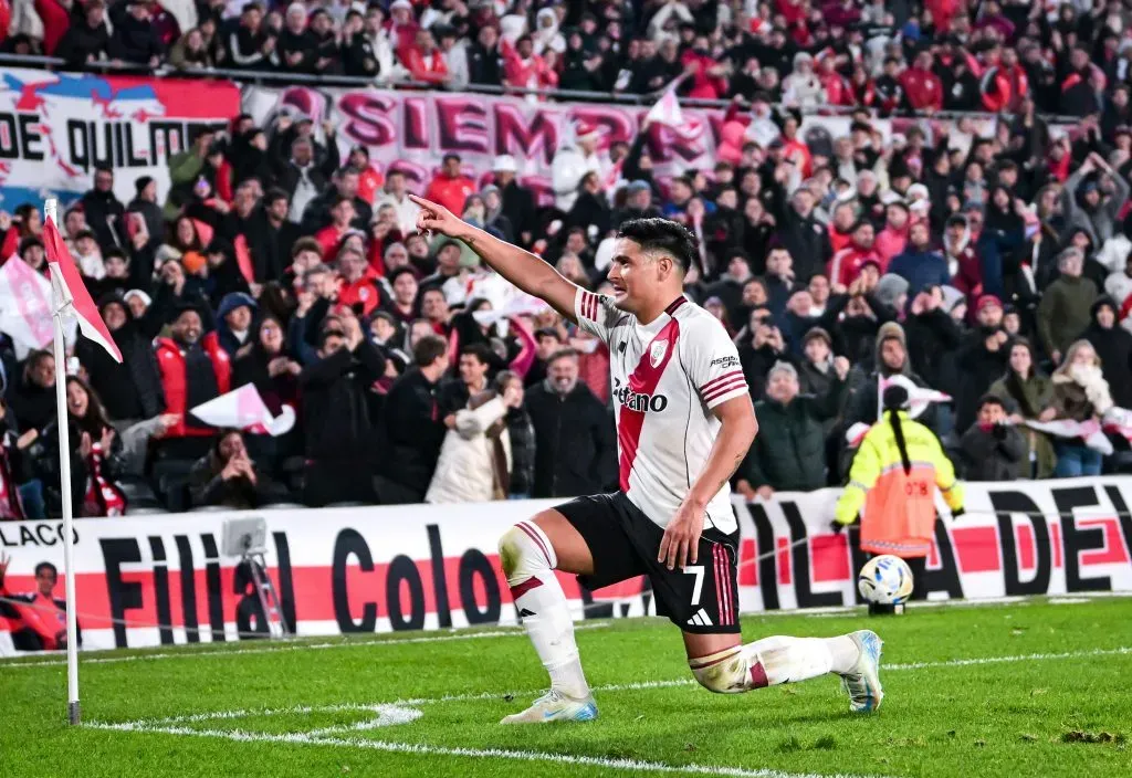 Maxi Salas ya terminaba de hacer el gesto para condecorar al Matador. (Marcelo Endelli/Getty Images).