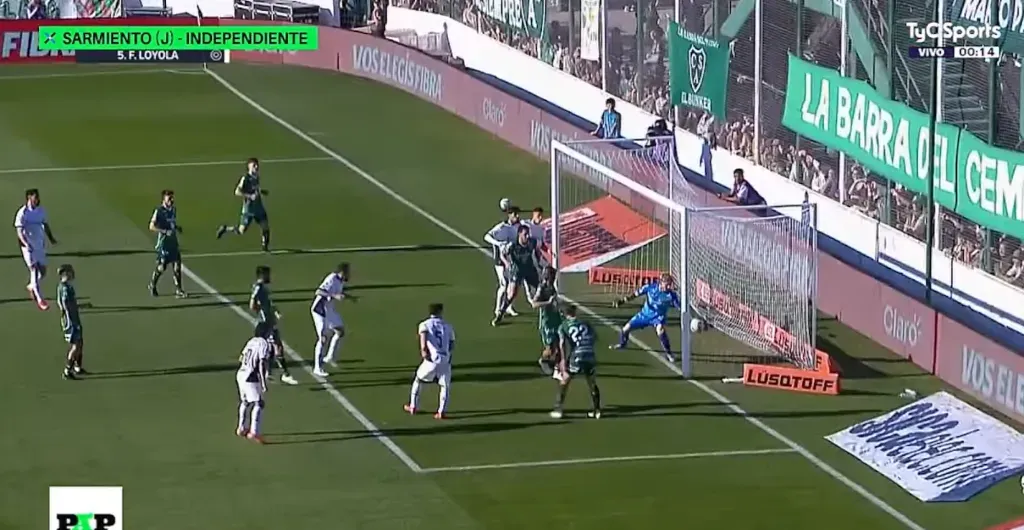 El cabezazo de Loyola que Acosta no pudo sacar a tiempo. (Captura TyC Sports).