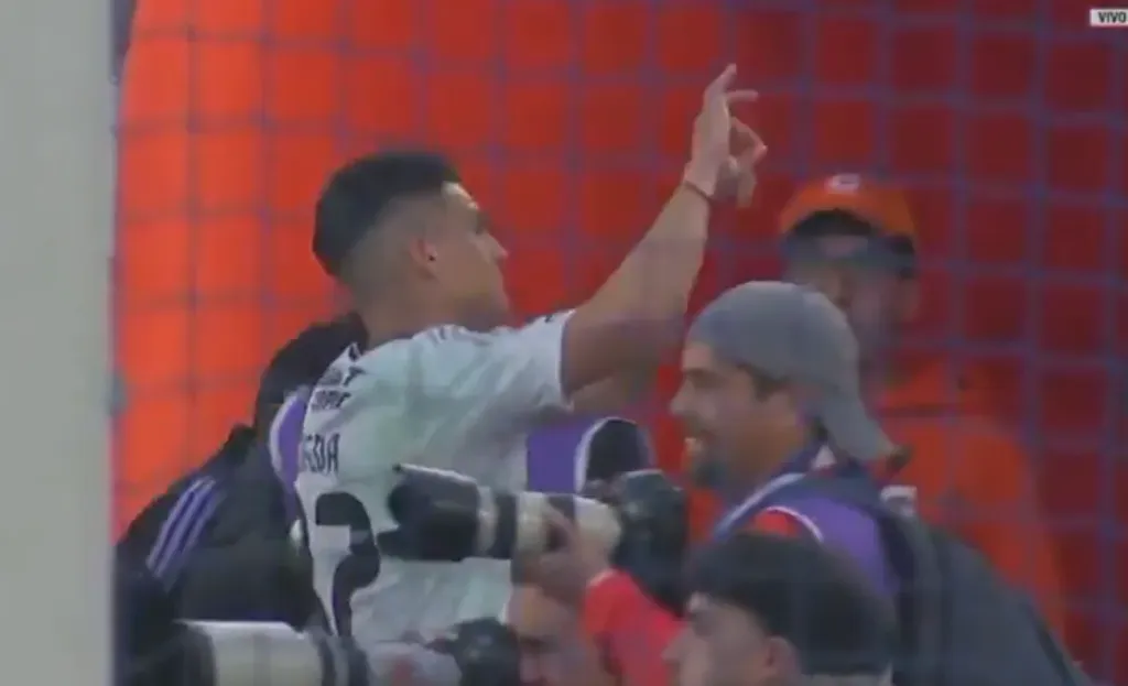 Este gesto de Lucas Cepeda fue denunciado por Piero Maza a pesar de no estar viéndolo en la cancha. Colo Colo puede perder a su figura. Foto: TNT Sports.