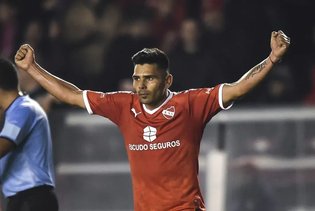 AVELLANEDA, ARGENTINA – AUGUST 06: Silvio Romero of Independiente celebrates after scoring the second goal of his team during a first leg quarter final match between Independiente and Independiente del Valle as part of Copa Sudamericana 2019 at Estadio Libertadores de America on August 6, 2019 in Avellaneda, Argentina. (Photo by Marcelo Endelli/Getty Images)