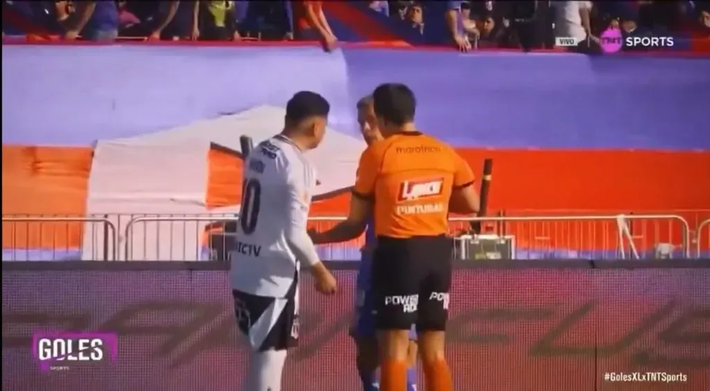 Claudio Aquino y Charles Aránguiz separados por Piero Maza en el Superclásico.