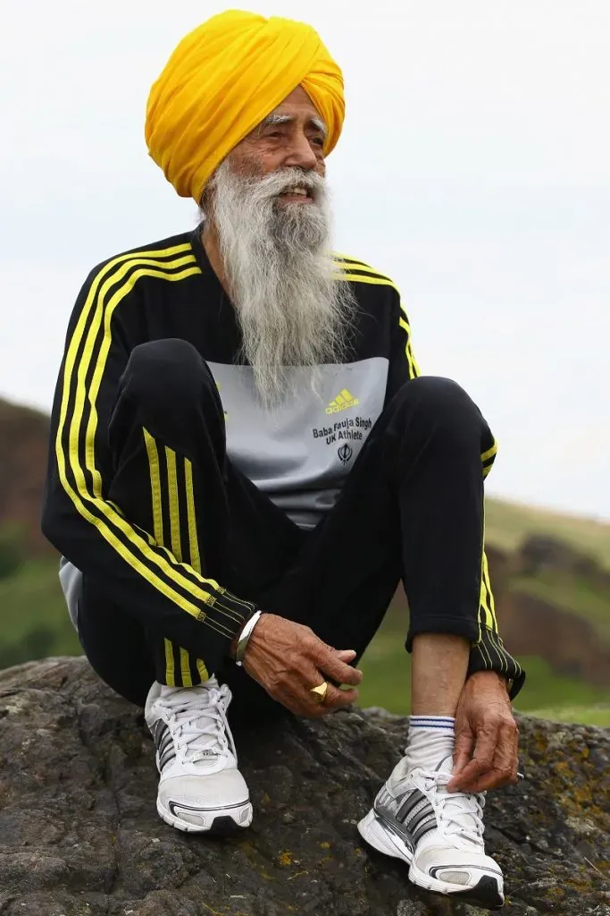 Fauja Singh posa tras ser la primera persona en entrar oficialmente en el Maratón de Edimburgo 2012 (Getty Images).