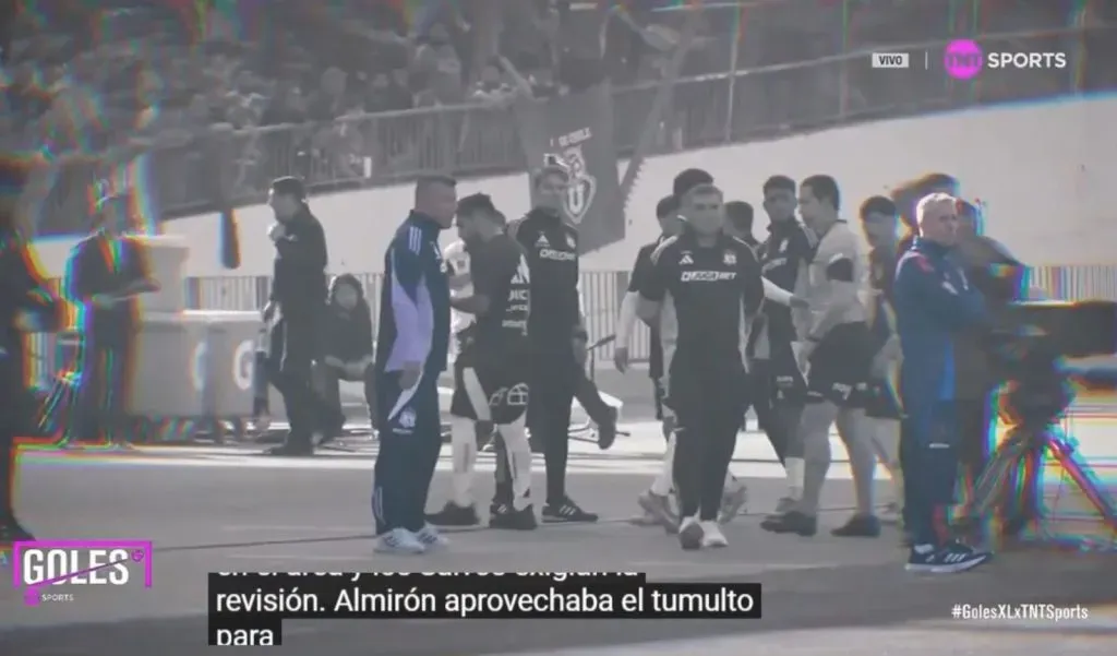 Jorge Almirón intenta calentar a Gustavo Álvarez, quien en todo momento le dio la espalda. Foto: TNT Sports.