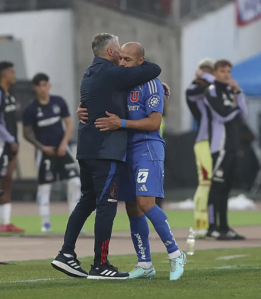 El abrazo de Gustavo Álvarez con Marcelo Díaz tras la expulsión del Superclásico. Foto: Sifup.