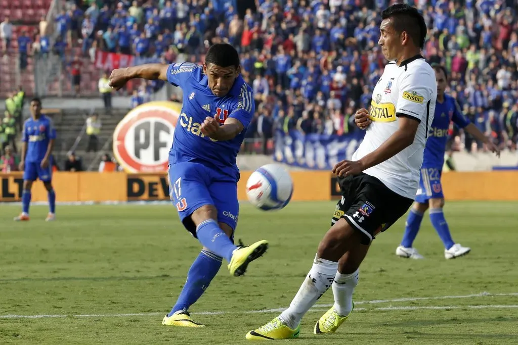 Sebastián Toro bloquea un tiro de Isaac Díaz en el Superclásico. (Andres Pina/Photosport).