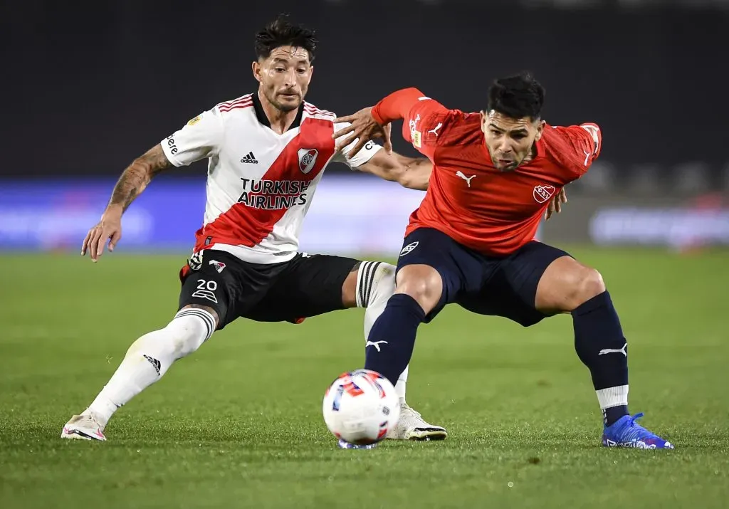Silvio Romero aguanta a Milton Casco en un Independiente vs River Plate. (Marcelo Endelli/Getty Images).