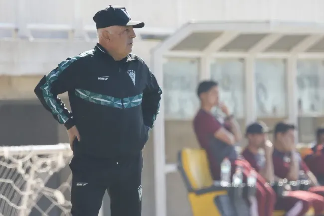 Domingo Sorace, entrenador de Santiago Wanderers, tuvo que dar la cara tras la humillante eliminación en la Copa Chile 2025. | Foto: Photosport.