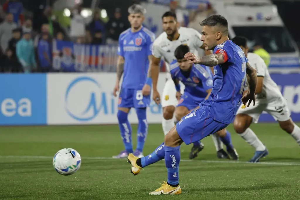 La U gana, golea y queda a un paso de octavos de final de Copa Sudamericana: Aránguiz sigue sin fallar un penal con el Chuncho y se ilusiona con un sueño…